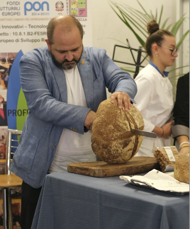 Antonio Cera impegnato nel taglio del suo meraviglioso pane, direttamente dal Forno Sammarco
