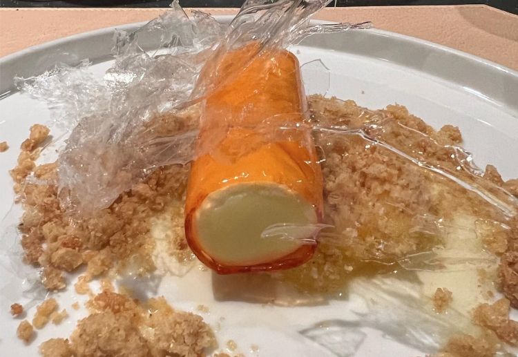 Cheesecake all'Aperol con crumble al lemongrass, granita di arancia, sfoglia di zucchero
