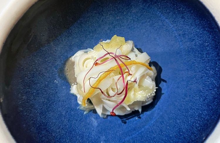 Tagliatella di calamaro con yuzu e brodo di dashi
