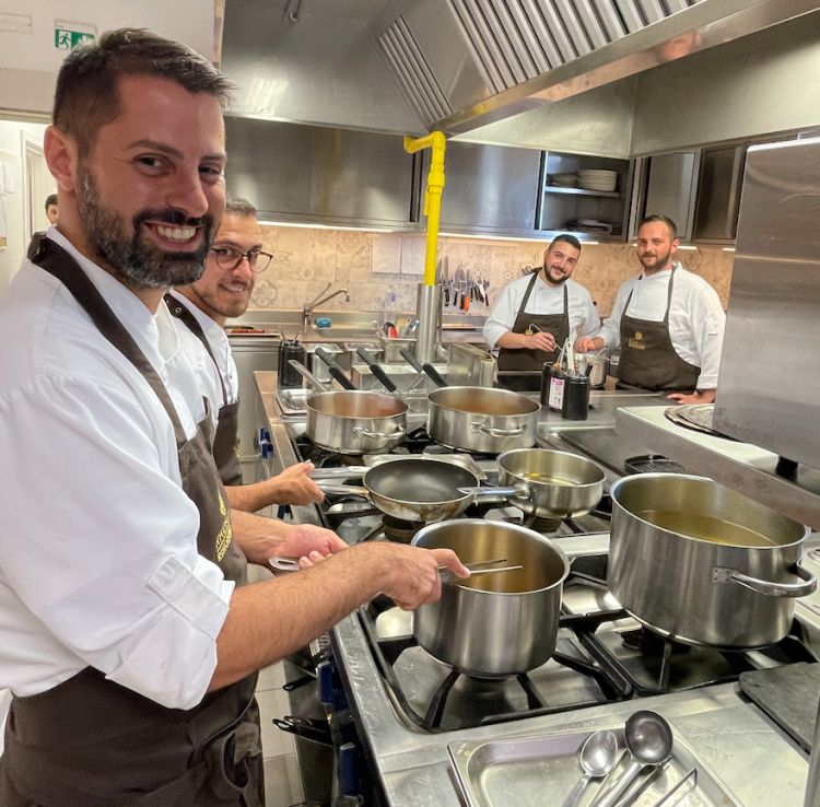 La brigata dello chef Daniele Auricchio, in primo piano a sinistra
