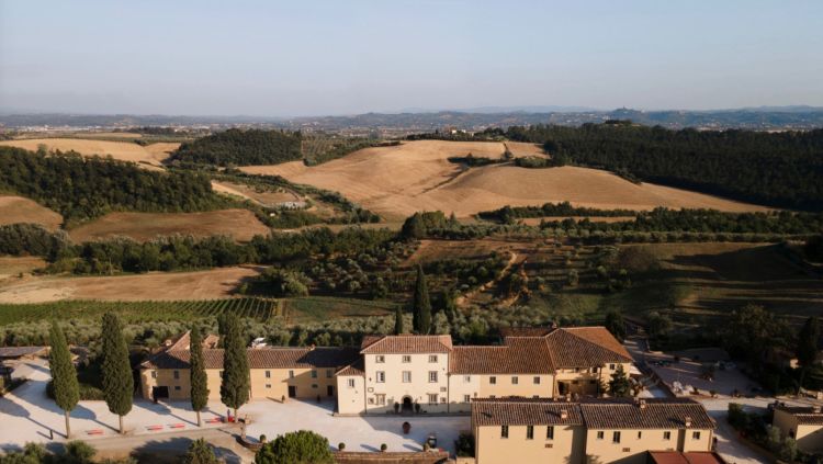 Villa Petriolo si è nei giorni scorsi guadagnata la certificazione GSTC assegnata da Vireo come primo agriturismo sostenibile al mondo. Il Global Sustainable Tourism Council ormai dal 2018 è il riconoscimento di sostenibilità più importante a livello internazionale. Come racconta Luigi Mazzaglia, ceo e founder di Vireo, Villa Petriolo soddisfa quattro principi cardine: il primo è di avere forniture di prodotti alimentari local-local; il secondo è la gestione delle acque reflue e il suo reciclo; il terzo è che Villa Petriolo è un bene architettonico protetto e infine quello della formazione costante e aggiornata dei suoi collaboratori in particolar modo sulle tematiche della sostenibilità e la loro applicazione. Con queste caratteristiche in realtà Villa Petriolo svolge una quinta funzione, non inserita nei pillar discrezionali ma di assoluta importanza, quella della divulgazione e sensibilizzazione dei suoi ospiti verso tematiche ormai irrinunciabili. Questa certificazione è per Villa Petriolo il coronamento di un anno fondamentale nell’affermazione della vocazione sostenibile del progetto iniziato solo nel 2018, e che arriva dopo l’attestazione della UNI ISO 14064: manuale di carbon footprint di organizzazione; la UNI ISO 21401 per la gestione della sostenibilità nelle strutture ricettive; UNI ISO 14046 manuale di water footprint di organizzazione oltre alla targa di “Best sustainable place 2021” che gli ha tributato Save the Planet
