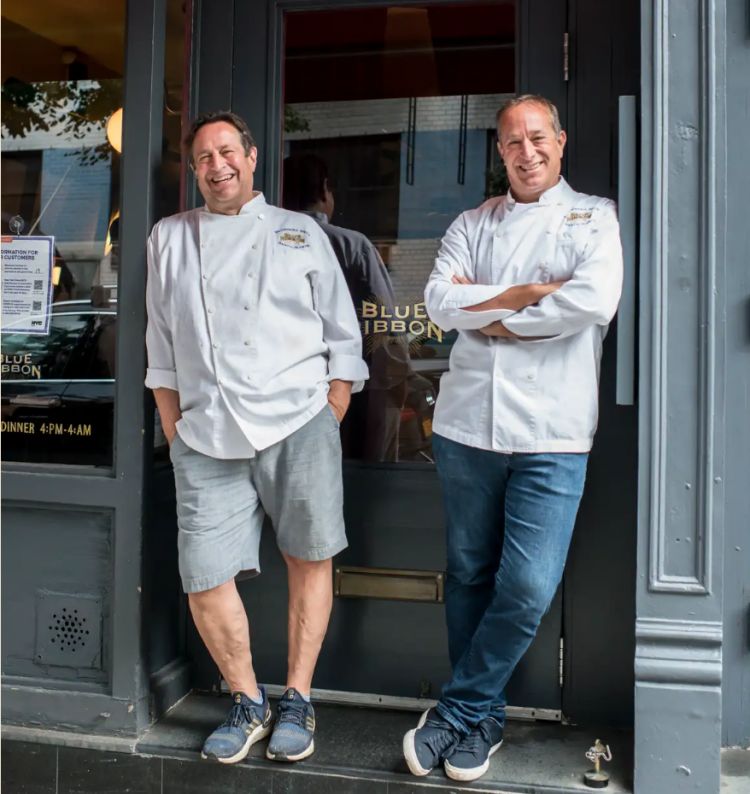 Eric e Bruce Bromberg, fratelli che cucinano insieme dal 1992 e hanno creato il gruppo di ristoranti Blue Ribbon - Fonte Sito web 
