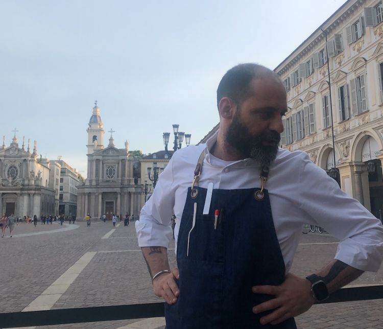 Lo chef Christian Costardi e, alle sue spalle, la meravigliosa Piazza San Carlo, Torino
