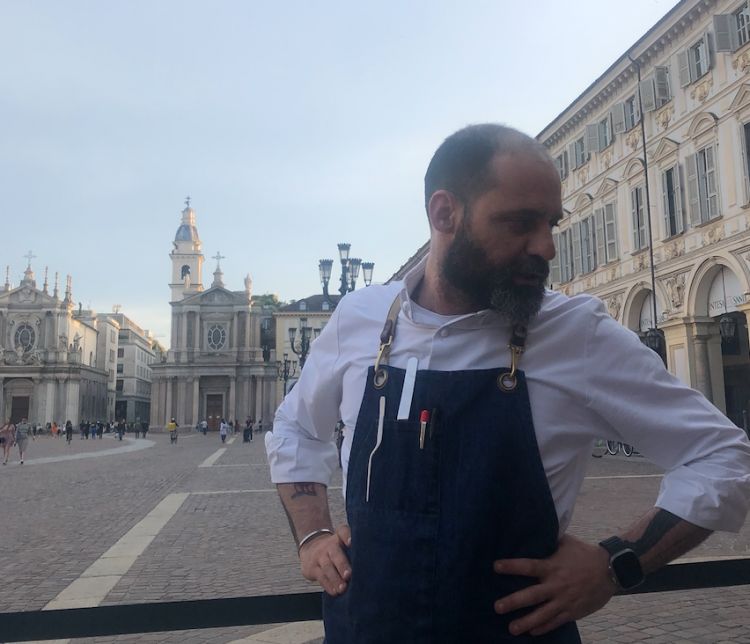 Lo chef Christian Costardi e, alle sue spalle, la meravigliosa Piazza San Carlo, Torino
