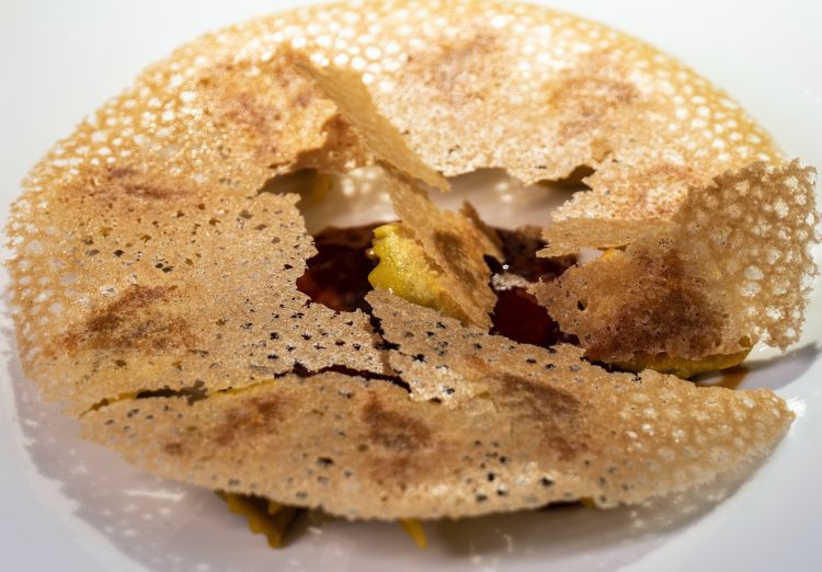 Plin ai tre arrosti: una salsa concetrata ai tre arrosti dove intingere il plin ricoperto da una crosticina croccante (un corallo di acqua e farina) che rimanderà la vostra memoria alla sfoglia di un gyoza grigliato. Anche in questo caso: usare le mani