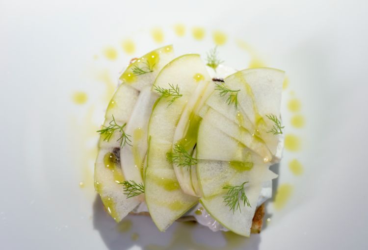 Bruschetta: il pre-dessert di Andrea è un pane nero, tostato, condito con mela verde e finocchio