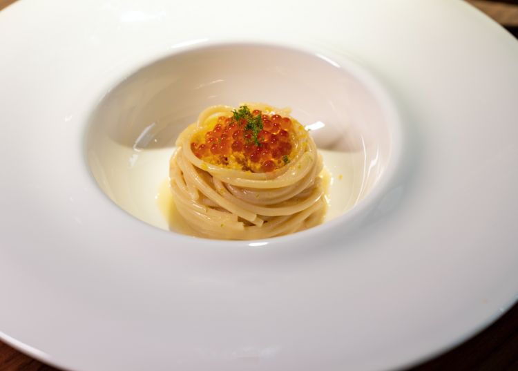 Spaghettone burro e miso: una pasta in bianco avvolgente, rotonda, che riconduce la memoria ai sapori della nostra memoria, quelli dell'infanzia. L'anima tenace della pasta e il miso aggiungono, poi, un umami appagante che trasporta il classico primo piatto nella dimensione contemporanea del gusto