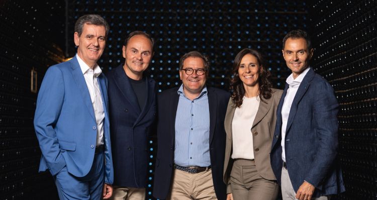 La famiglia Lunelli (da sinistra) Marcello, Matteo, Camilla e Alessandro con Cyril Brun (al centro)