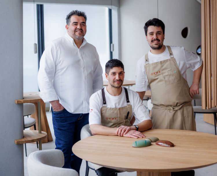 Da sinistra lo chef Roy Caceres assieme a Giovanni Oliveri e Pier Mario Fiengo, i due sous chef di Orma
