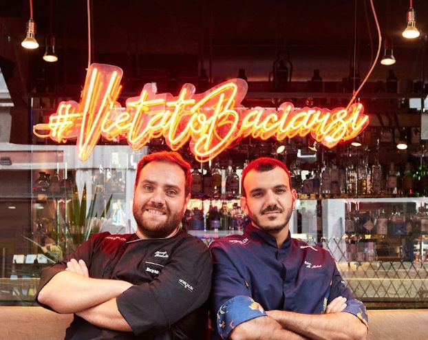 Lorenzo Sirabella, maestro pizzaiolo di DryMilano assieme a Edris Al Malat, head bar manager del locale

(crediti fotografici @Silvia Sirpresi)
