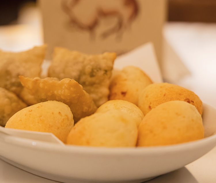 Pao de queijo, tipici paninetti brasiliani al formaggio
