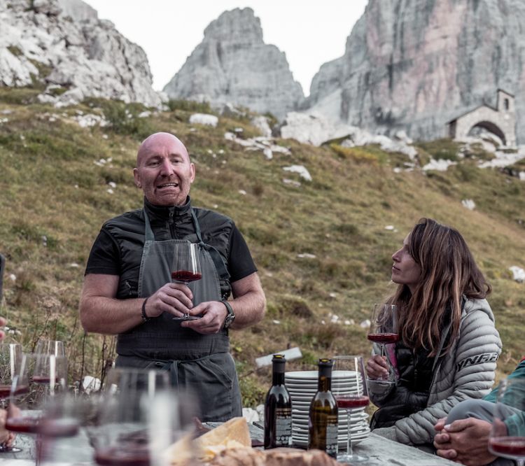 Lo chef Alfio Ghezzi, Maddalena Zenoni e sullo sfondo le Dolomiti di Brenta
