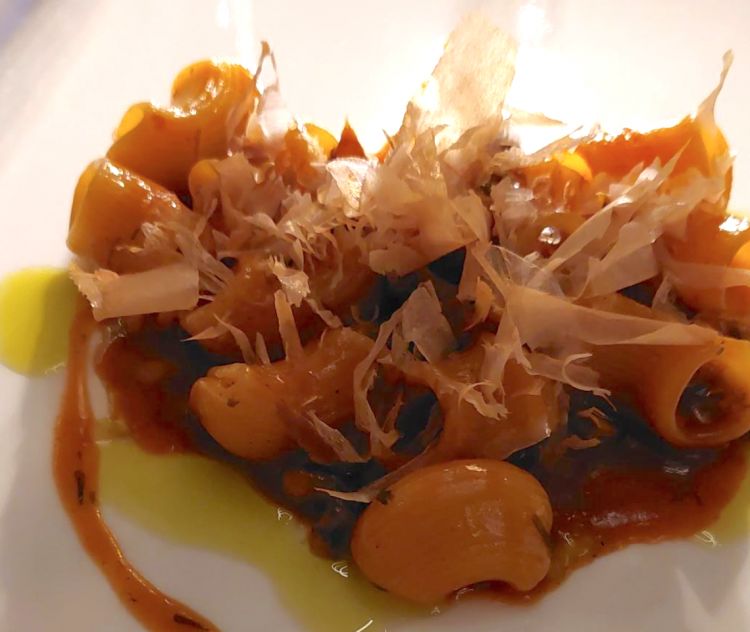 Chiocciole Monograno Felicetti cotte in estrazione di pomodoro con calamaretti spillo e lumachine di mare in porchetta
