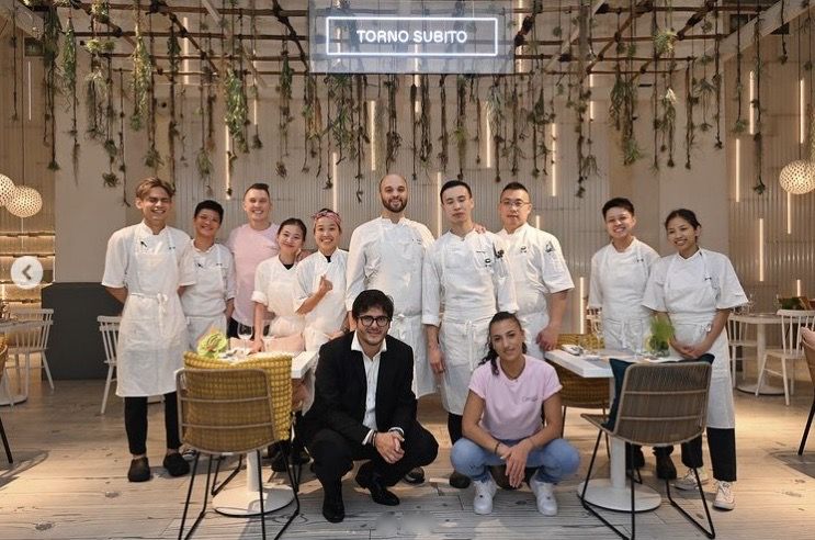 La prossima inaugurazione di Torno Subito a Singapore è stata precedeuta da una specie di "prova generale", un pop up restaurant sempre nella città-stato asiatica. "Lo chef Alessio Pirozzi, alla guida di Torno Subito a Dubai, dal 20 al 23 settembre scorso ha condotto la cucina nel pop-up di Singapore dando un assaggio di ciò che vi aspetta, tra cavatelli, pappa al pomodoro e il nostro imperdibile Tiramisubito", spiega il profilo Instagram della Francescana Family
