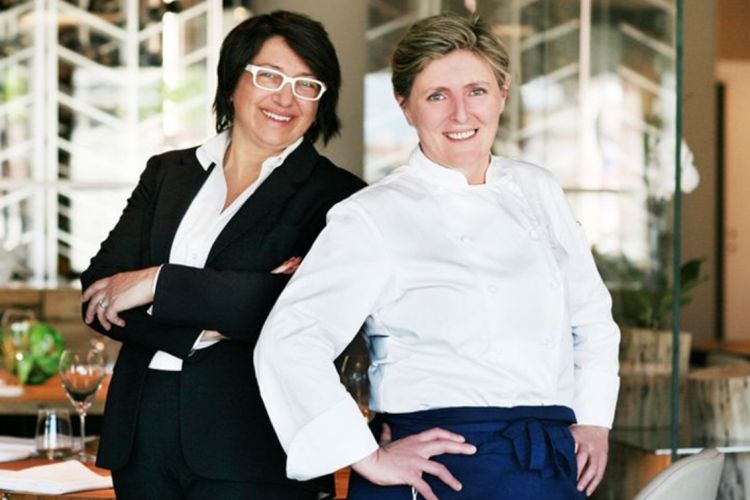 Sandra Ciciriello assieme alla chef Viviana Varese, entrambe parte del loro vecchio progetto, il ristorante Alice, a Milano