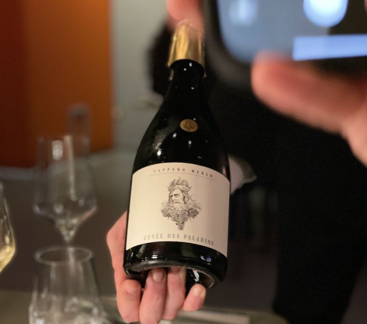 Lo Spumante Metodo Classico Erbaluce di Caluso "Cuvée des Paladins" della cantina Tappero Merlo è una bolla realizzata nella zona del canavese di grande eleganza e raffinatezza. Questa etichetta riposa 60 mesi sui propri lieviti e si presenta con un colore giallo paglierino dai riflessi dorati con un perlage finissimo e persistente; i profumi ricordano frutta secca, pane e agrumi. Il sorso è fresco, cremoso, avvolgente e di ottima chiusura