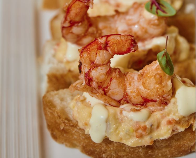 Pintxo con insalata di gamberoni