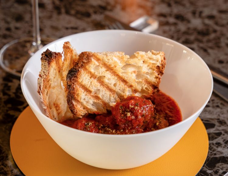 E a proposito di classici, Polpette al sugo di pomodoro con un tocco in più: del profumatissimo origano. In abbinamento, Merlot Sirch Friuli Colli Orientali 2018