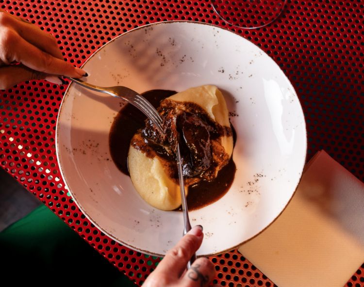 Un grande classico: la Guancia di vitello brasata al vino rosso, tenerissima, squisita, servita con una purea di patate molto soffice