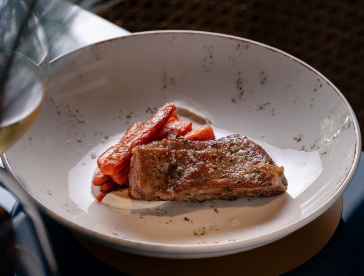 Pluma di maialino iberico, carote al burro nocciola e anacardi in abbinamento a Vesuvio Rosso Sorrentino 2021