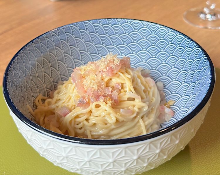 Tagliolini cotti in brodo di toma stravecchia, salmerino e la sua bottarga
Tra i nostri assaggi preferiti, i tagliolini cotti in brodo di toma stravecchia, conditi con una fresca tartare di salmerino e la sua bottarga, che apporta il giusto grado di sapidità.
È il momento di un calice di Poully-Fumé Franck Millet 2022