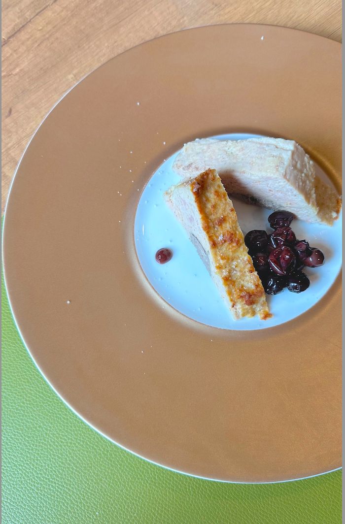 Terrina di coniglio, paté dei suoi fegatini, mirtilli canditi al vin brûlé
Un piatto dal sapore intenso: la carne di coniglio si sposa perfettamente con la leggera spezia e la dolcezza dei mirtilli canditi