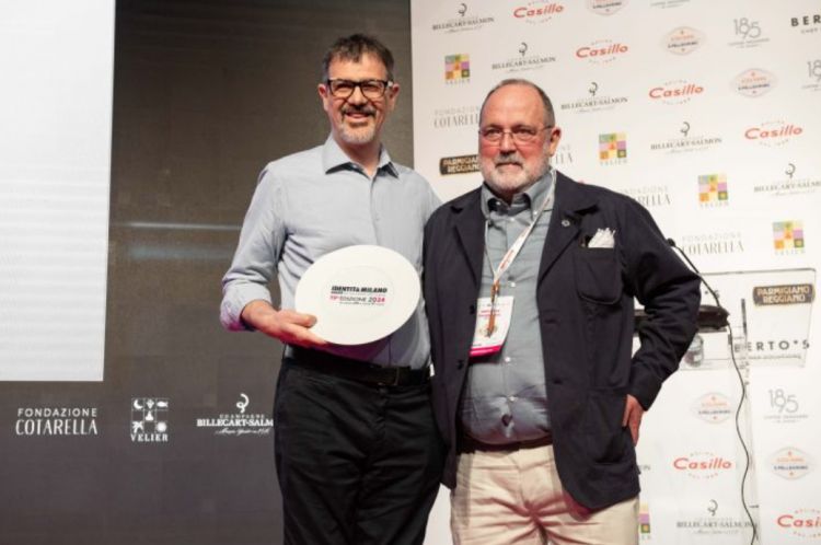 Lo chef del ristorante Seta al Mandarin Oriental di Milano, Antonio Guida assieme a Paolo Marchi, sul palco di Identità Milano 2024 per il lancio ufficiale di Identità Inclusive. Antonio Guida da cinque anni apre le porte della sua abitazione, una domenica al mese, per A casa di Antonio, serie di pranzi benefici il cui ricavato è andato a sostegno della costruzione prima (l’inaugurazione è stata nel novembre scorso) e va ora a garantire lo sviluppo de Le piccole case, nuovo centro specializzato che accoglie 50 bambini con autismo, a Milano, gestito dalla onlus L'abilità. Non solo: Guida appoggia anche Pappaluga, azienda agricola sociale a Gemonio, in provincia di Varese, vicino alle sponde del Lago Maggiore, una farm che coltiva frutta, verdure, erbe aromatiche, con una missione che va però ben oltre: garantire il diritto a un lavoro vero e dignitoso a ragazzi con diverse disabilità