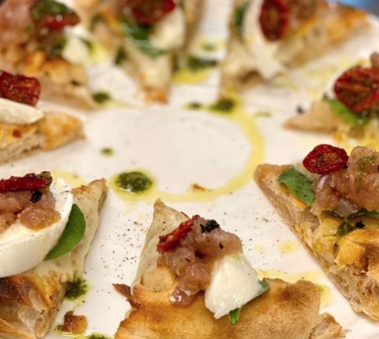 Tonno, bufala e pesto della pizzeria Meunier a Corciano (Perugia)