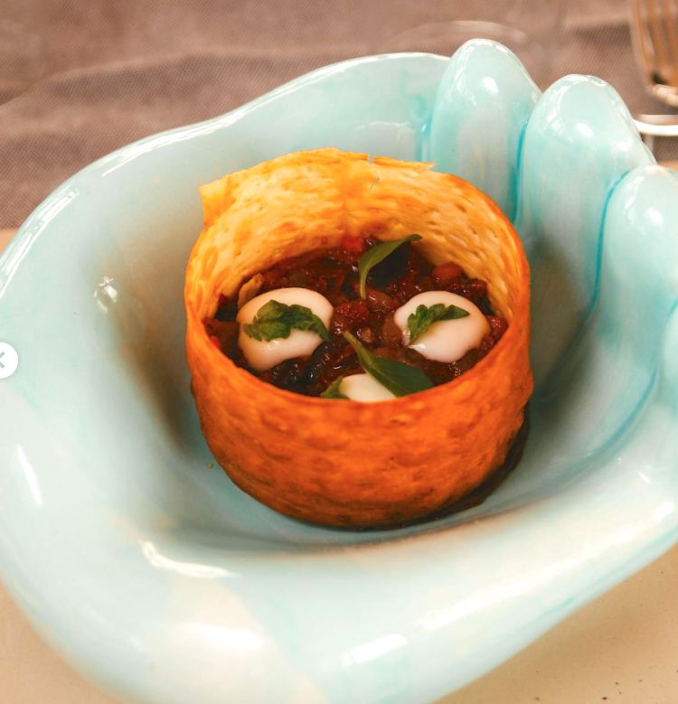 Tartare di tonno con anguria e pomodorini bruciacchiati