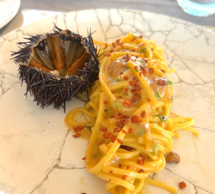 Spaghetti ai ricci di mare con peperoni cruschi