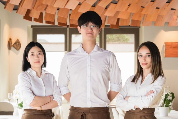 Da sinistra Meiling Ren, moglie dello chef e al centro Luca Zhu