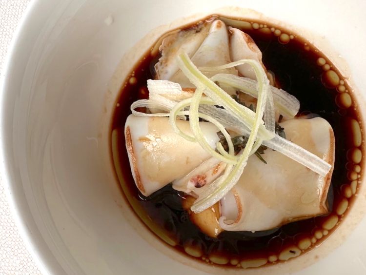 Calamari - Calamari, salsa di soia affumicata, tofu d'uovo, julienne di sedano ed erba cipollina
Un piatto che profuma di Cina: i calamari, teneri, vengono cotti alla perfezione e serviti con salsa di soia affumicata e budino d’uovo. La julienne di sedano e l’erba cipollina apportano freschezza al piatto