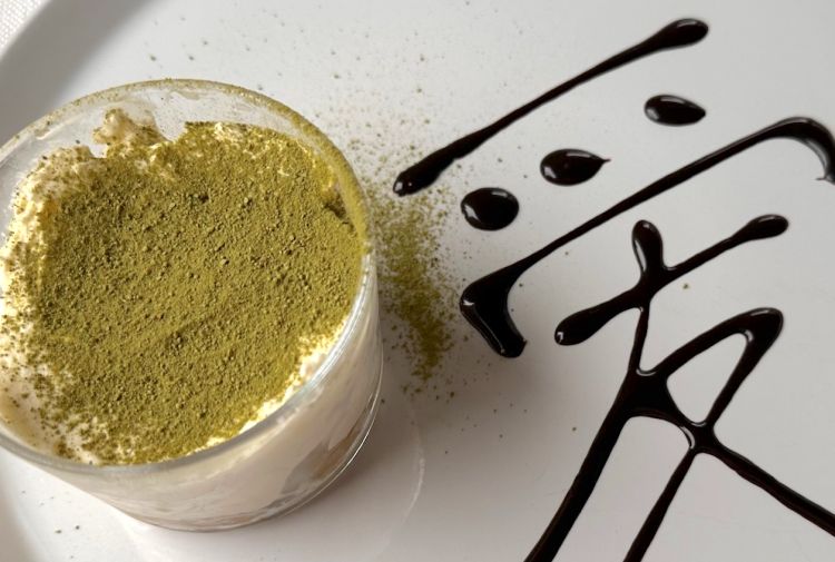 Tiramisù al tè verde
La versione di Weikun del tiramisù non poteva che essere al tè verde; rimane molto cremoso, goloso, eppure non eccessivamente dolce