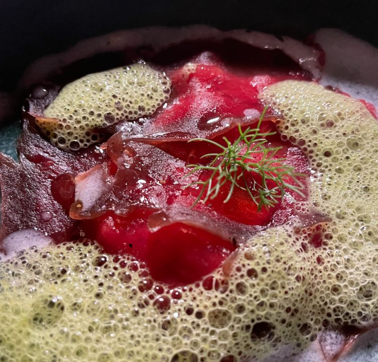 Carpaccio di cervo con fichi confit, cedro candito, cocco e finocchietto