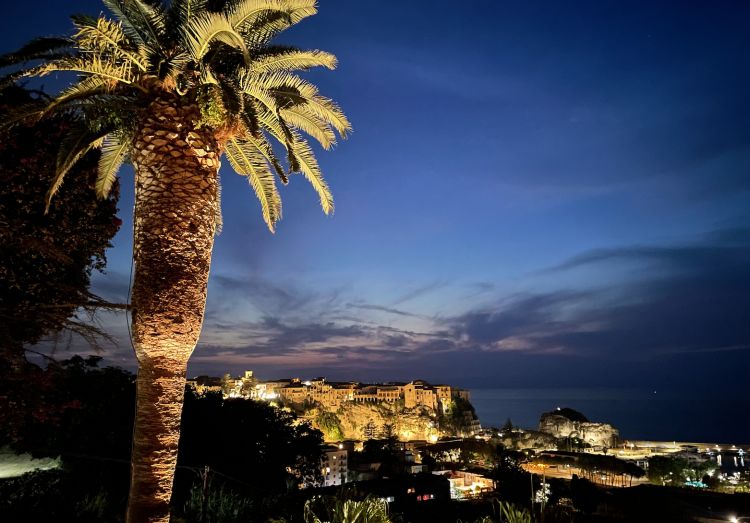 La splendida vista dai giardini terrazzati di Vill
