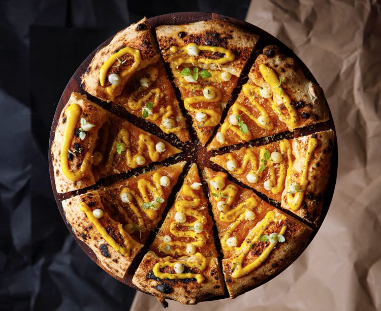 Pomodoro e peperoni in versione pizza in caduta: 