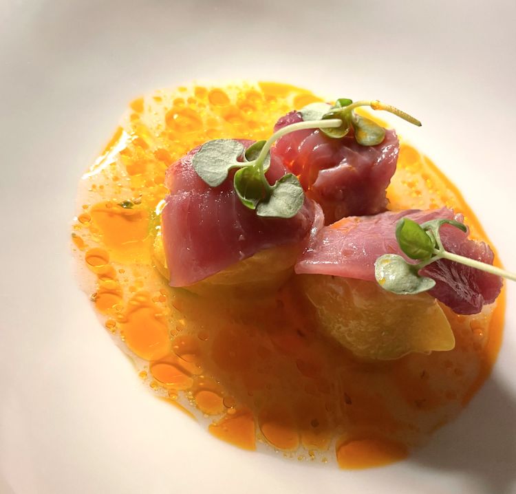 Ravioli di pomodoro arrosto e crudo di mare, in questo caso un tombarello che rafforza l'idea di ragù racchiusa nel piatto, sciogliendosi sul palato come uno stracotto