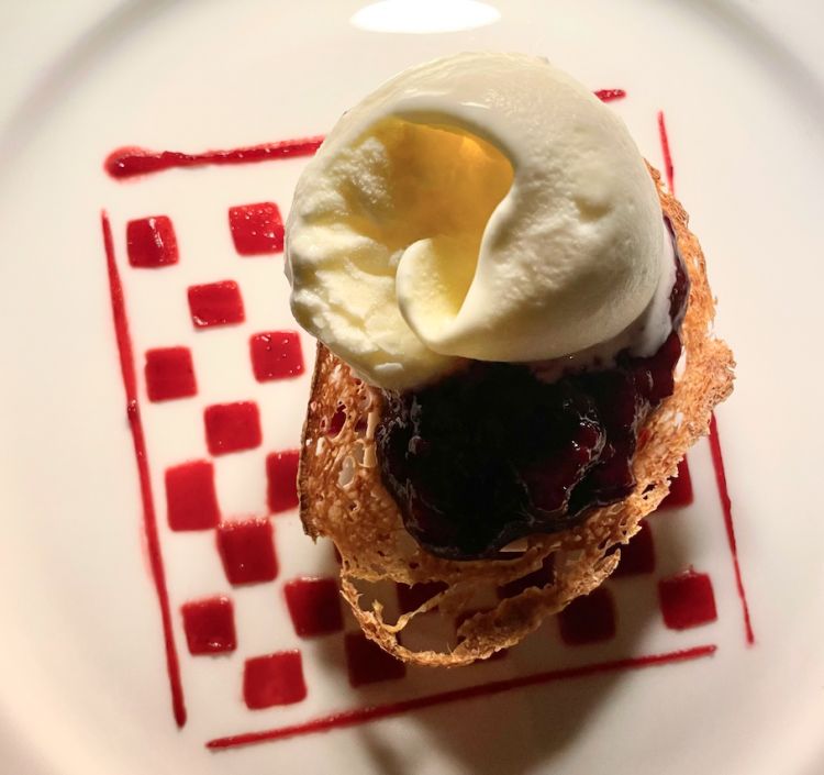 Pane, burro e marmellata: il dessert carezzevole come la più tradizionale delle merende. Mousse al pane, gelato al burro, marmellata ai frutti di bosco e una cialda di pane tostato per sigillare la fragranza di questo dolce ricordo della nostra infanzia (e non solo)