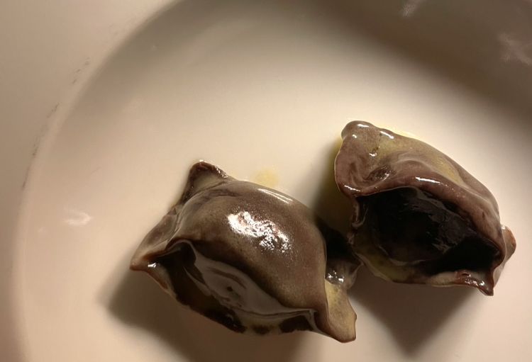 Ravioli al cacao ripieni alla fava tonka
