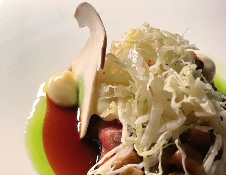 Ventresca di tonno, verza e patate, funghi porcini: la Valtellina si trasferisce sul Mediterraneo ed ecco che verza e patate, combinazione inscindibile dei classici pizzoccheri, scelgono come habitat il mare e convivono con un crudo di ventresca, grasso e carnoso, abbinati insieme a funghi porcini freschi