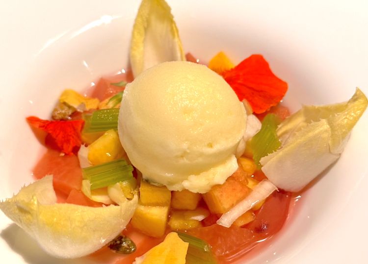 Pesca, indivia belga, sedano, pistacchi e sorbetto all’ananas
