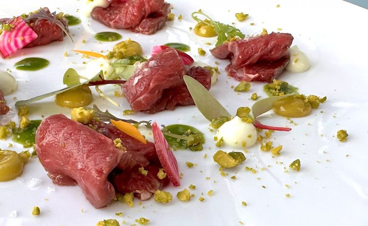 Manzo Marango crudo, crescione, wasabi e pistacchio
Il manzo risulta tenerissimo tanto da sciogliersi in bocca e si sposa perfettamente con il crescione che conferisce freschezza al piatto; il wasabi, invece, dà forza, mentre il pistacchio aggiunge una parte croccante
