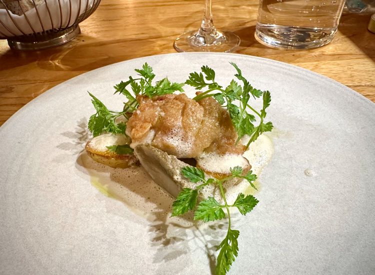 Animella con carciofi bretoni (molto grandi, si mangia solo il cuore), patate grenailles, olio alla verbena, oliva di Castelvetrano (particolarmente “muscolosa”, con un bel punto di amaro), cerfoglio. La burrosità e tenerezza dell’animella si fonde con l'essenza mediterranea dell'oliva e degli ortaggi
