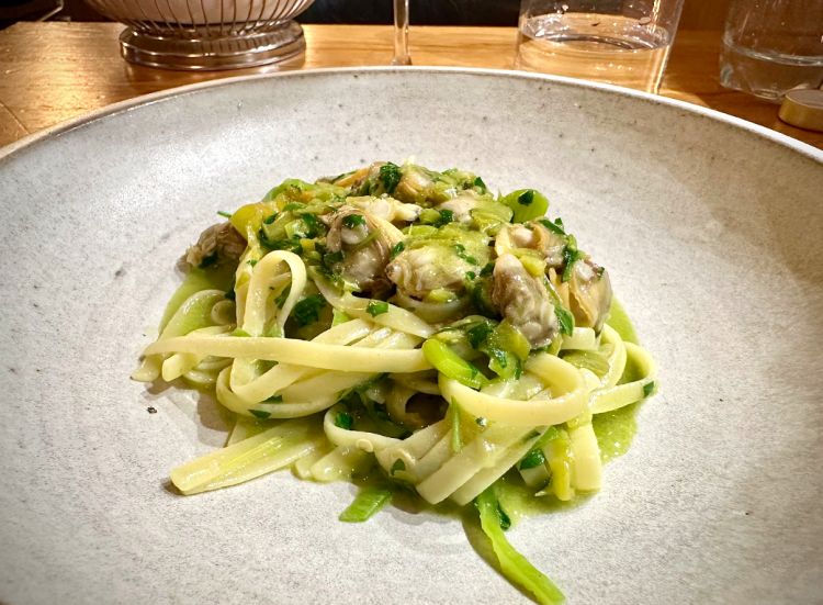 Linguina con vongole bretoni (Palourdes), friggitelli, rucola selvatica: il bel colore verde rivela una parte di clorofilla importante, ma che ben si sposa con le vongole della Bretagna (molto grandi e carnose)
