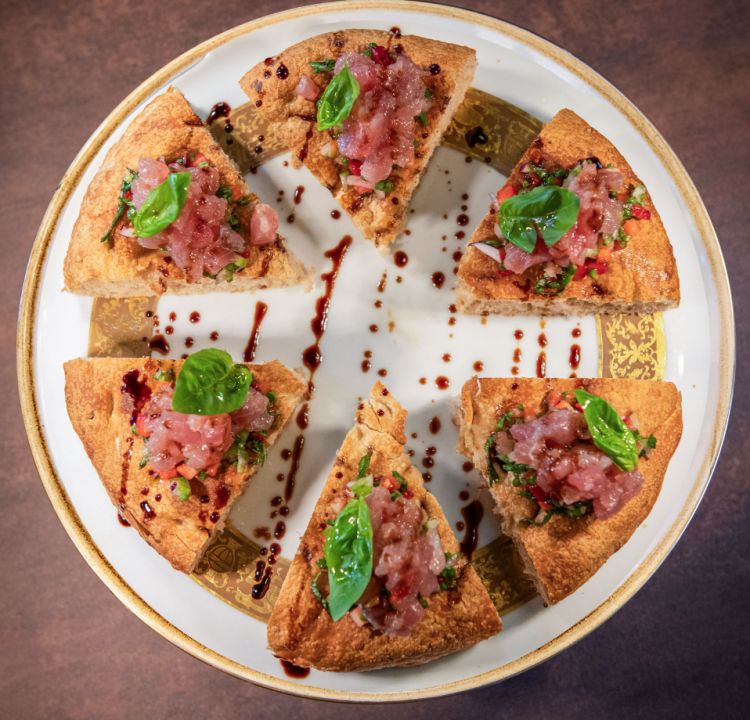 Mare Fruttato
Tartare di tonno rosso, salicornia e gazpacho di fragole all'aceto balsamico invecchiato. Impasto con farina di farro, farina di ceci, farina di tipo “1” parzialmente da grano germogliato