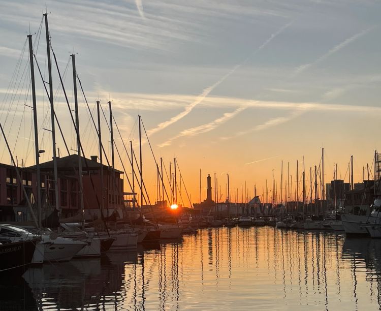 Tramonto sul porto di Genova