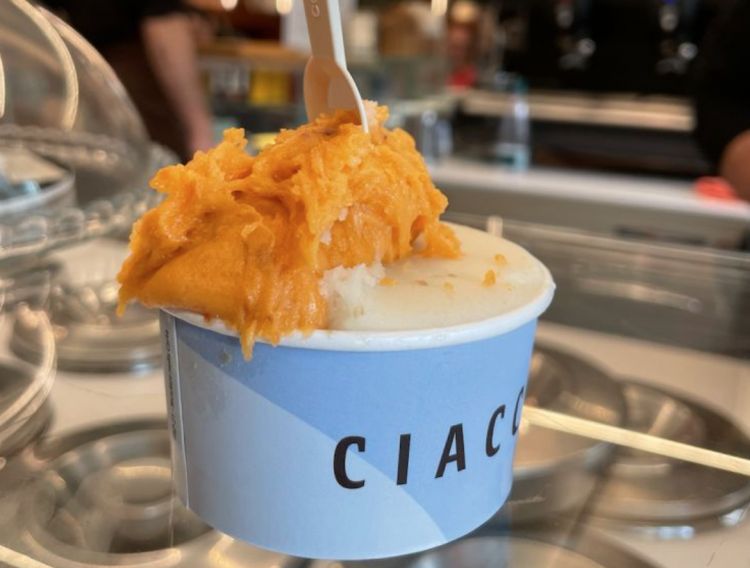 Zucca e Capperi, limone e camomilla: la massa corposa di una zucca cotta al forno, fondente, la sua dolcezza naturale e persistente abbinate a una composizione - capperi, limone e camomilla - che rallenta l'assaggio. La macchia mediterranea, i profumi così ben distinti, nessun ingrediente che prevale sull'altro e mentre il cappero si attenua, subentra la camomilla, e poi il limone, lasciando sul palato un mosaico armonico, di freschezza e sale, di dolcezza e aromatiche penetranti