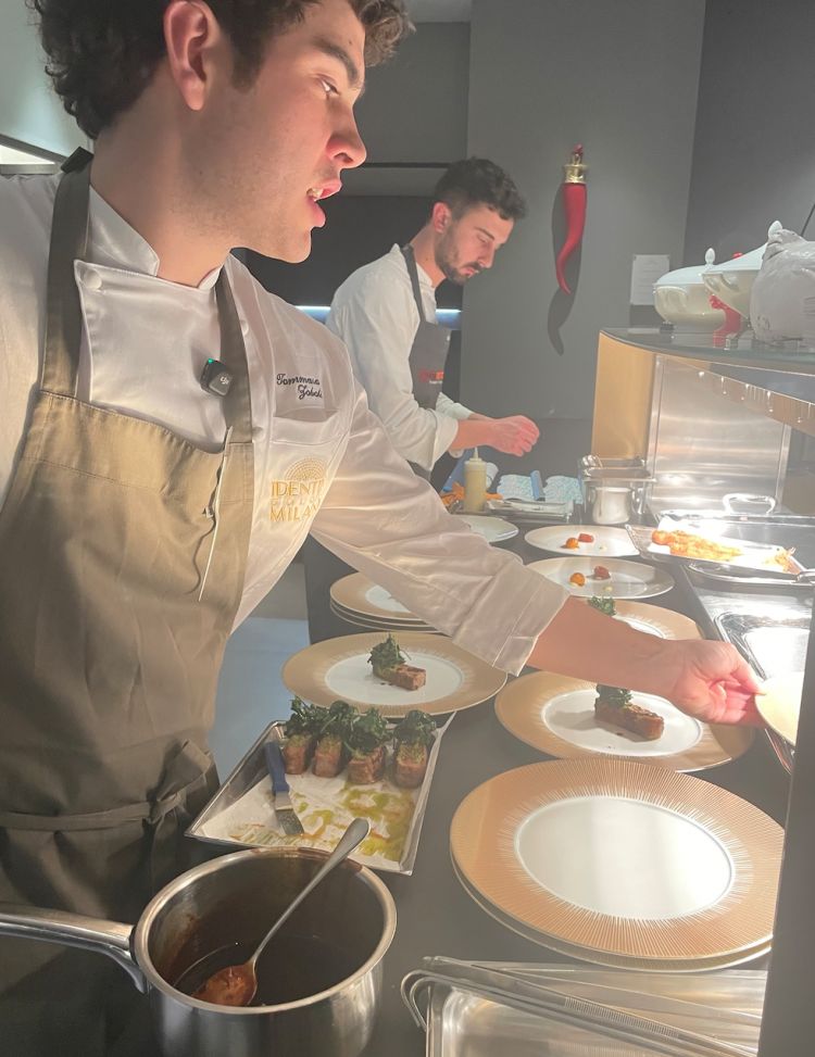 In primo piano Zoboli con Edoardo Traverso, executive chef dell'hub insieme al pass
