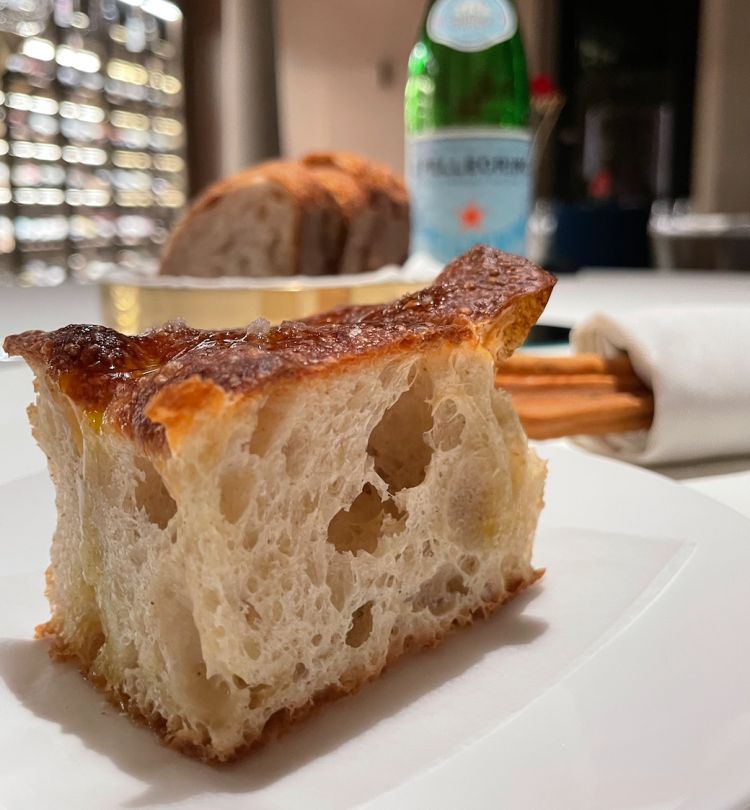 La panificazione al Dama: focaccia, grissini alla lavanda e miele di castagno, pane ai grani antichi. Deliziosi
