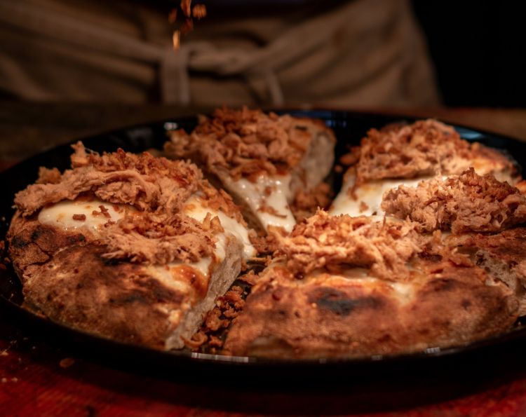 Volevo essere un kebab, con mozzarella fior di latte in cottura, pulled pork marinato con salsa barbecue, cipolla fritta e salsa alle erbette della pizzeria Bricks